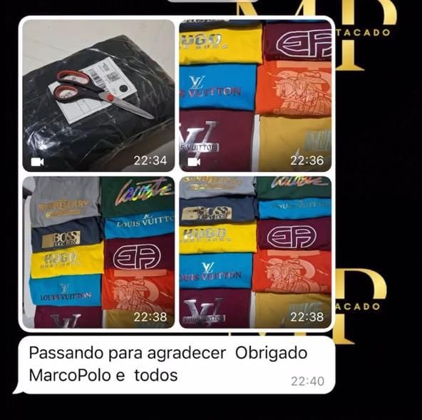 Cliente mostrando os produtos recebidos e comentando positivamente